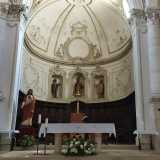 ...� dominata dal presbiterio e termina con l�abside. Conserva al centro la cattedra vescovile e l�altare maggiore di marmo attorno a cui si dispongono i seggi in legno del coro, su cui si stagliano le statue dorate di San Filippo Neri, San Nicola di Bari e San Giovanni